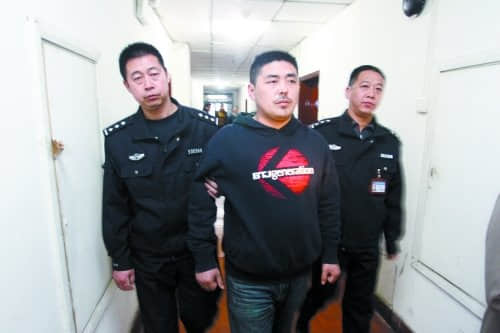 郑州偷手机“西装男”自首：到处都有我照片