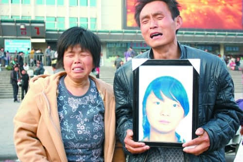 疾驰列车飞出一男一女 女子身亡男子入院抢救