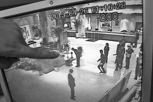 男子当警察面砸酒店 称砸1000万也有人埋单