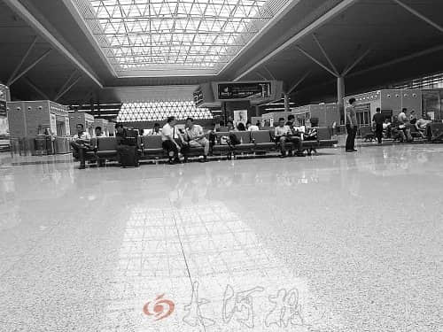 郑州东站候车厅成蒸笼 回应：不到开空调时间