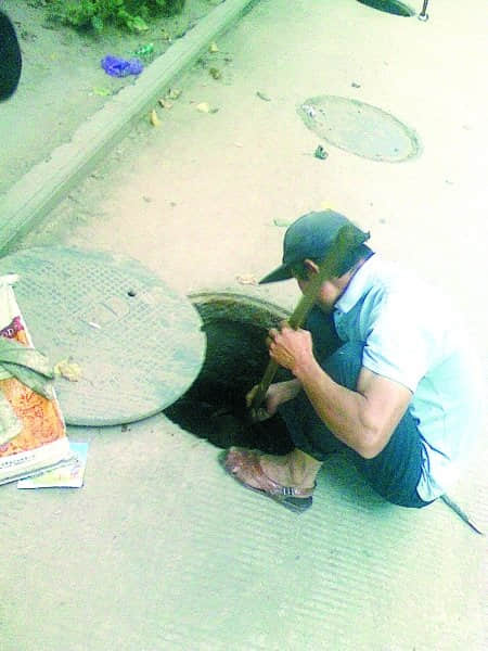 郑州三“捞金人”下水道捞钱 月“赚”4000元