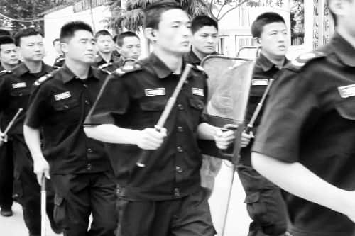 男孩术后12天死亡 家属医院搭灵棚被持械者打伤