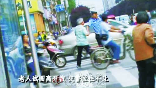 洛阳协警没看到电动车闯红灯 遭老人辱骂吐口水