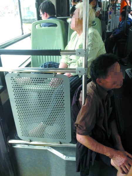公交车上大妈占俩座农民工坐地上 网友热议
