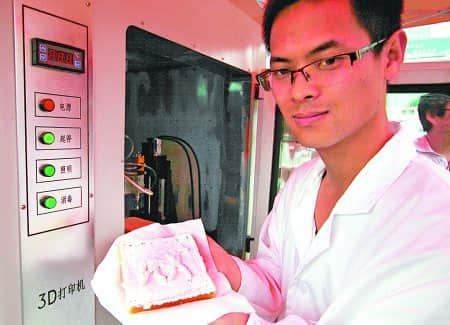 郑州市民见证3D打印 奶油为材料面包上出生肖