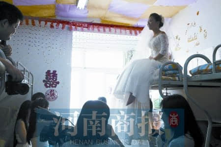 郑州航院现校园婚礼 新人不要车房只要在一起