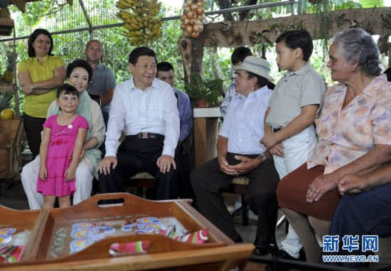 习近平走访哥国农户 摘咖啡花请彭丽媛闻花香