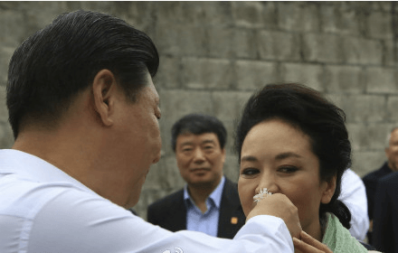 习近平走访哥国农户 摘咖啡花请彭丽媛闻花香