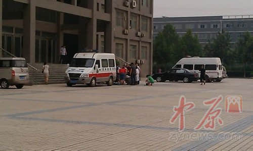 男子疑因感情受挫办公室6刀捅死女友并杀其家人