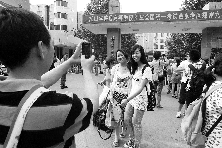 　高考结束了，新的人生旅程正在前方 　　河南商报记者 邓万里/摄 