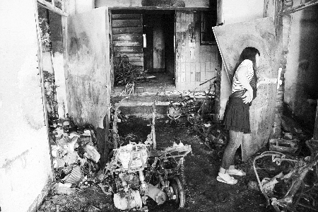 一居民楼起火致2死11伤 系电动车充电过久引火