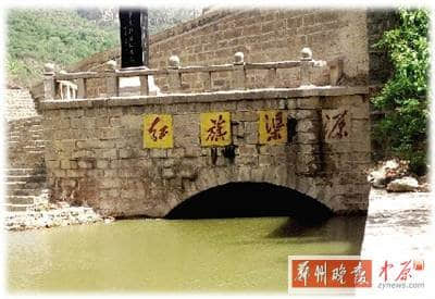 红旗渠源头出现大量垃圾 渠水携带垃圾流向下游