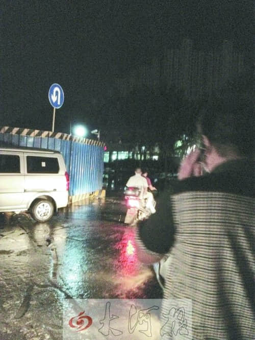 郑州雨后积水带电击晕多人 男子被电晕后遭碾压