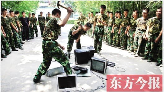 学校组织学生砸电脑 戒网瘾变成了“暴力秀”