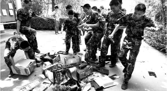 学校组织学生砸电脑 戒网瘾变成了“暴力秀”