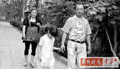 8岁女孩被爱心夫妇收养7年 因没户口无法上学