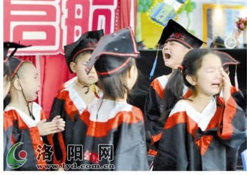 幼儿园举办毕业典礼 小朋友不舍同学哭成泪人
