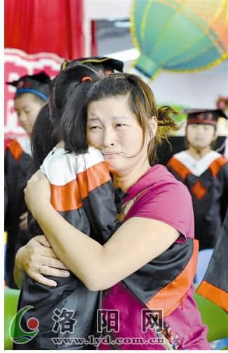 幼儿园举办毕业典礼 小朋友不舍同学哭成泪人
