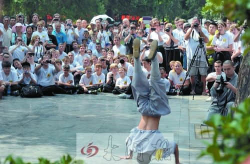 武僧表演让洋弟子眼界大开 