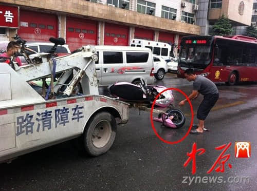 男子骑电摩飞驶BRT车道 撞车后飞出数米(图)