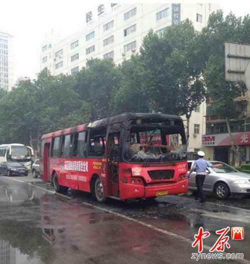 洛阳18路公交车发生自燃 未造成人员伤亡(图)