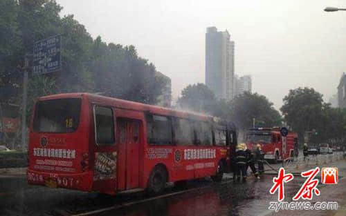 洛阳18路公交车发生自燃 未造成人员伤亡(图)