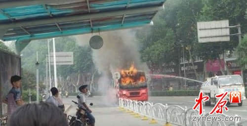 洛阳18路公交车发生自燃 未造成人员伤亡(图)