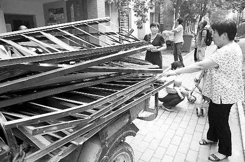 男子5楼坠下奇迹生还 将泥土地砸出坑当场昏迷