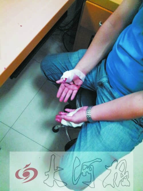 郑州公交车撞桥墩9人伤 乘客受惊喊“要爆炸”