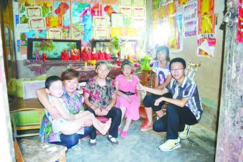 鹿邑姐弟患脆骨病成“玻璃人” 一动就骨折