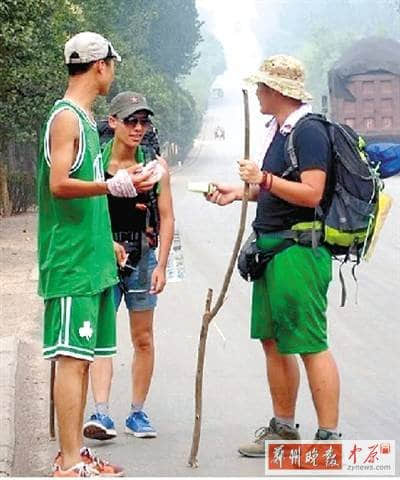 俩小伙从郑州徒步10天到西安 宅男变运动男