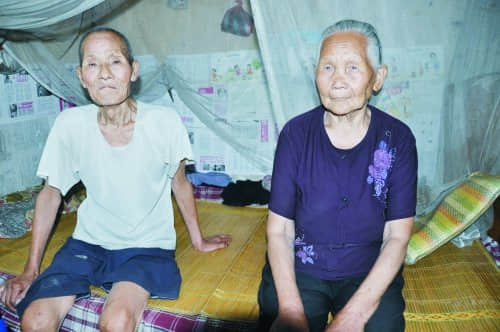 邓超探望河南抗战老兵 八旬老兵靠捡废品为生