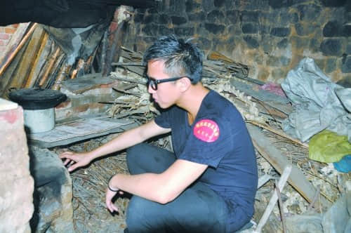 邓超探望河南抗战老兵 八旬老兵靠捡废品为生