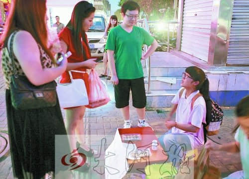 18岁女孩摆地摊攒学费 上午卖葵花籽晚上卖寿司