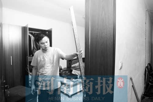 警方拒亮证抓错人 男子未“闭嘴”脸上遭拳殴