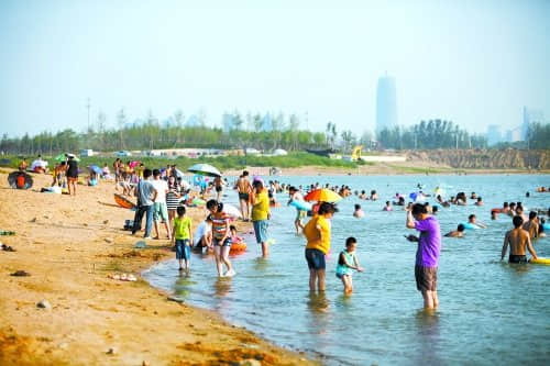 郑州龙湖成免费“浴场”1公里湖边近300人戏水