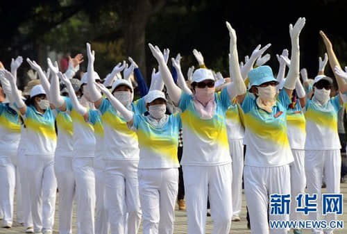 郑州流行“僵尸舞” 休闲广场健身队伍场面壮观