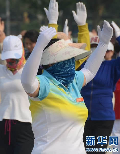 郑州流行“僵尸舞” 休闲广场健身队伍场面壮观