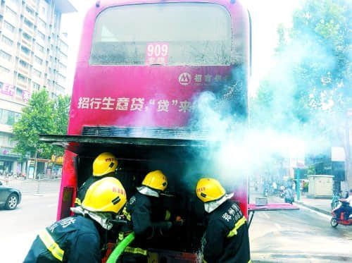 郑州一909路公交高温自燃 周围商户自发灭火