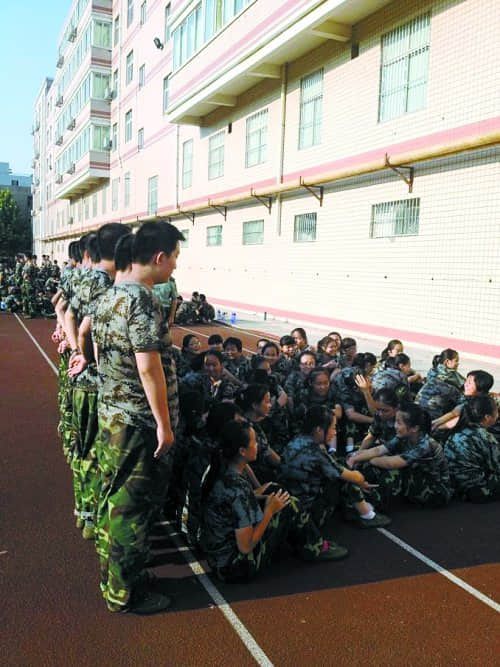 “中国好同学”军训男生站人墙为女生遮荫
