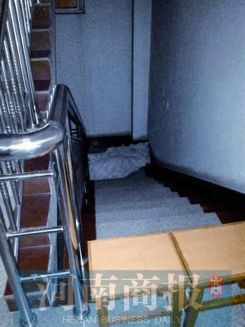 郑州市人才交流中心楼梯间现女尸 系被一男掐死