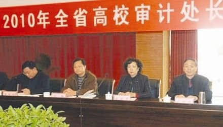 图为冯哲(左二)在一次会议上