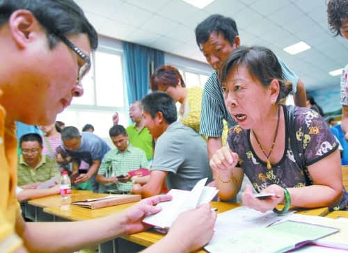 小升初分配孩子同楼不同校 家长拍桌讨说法