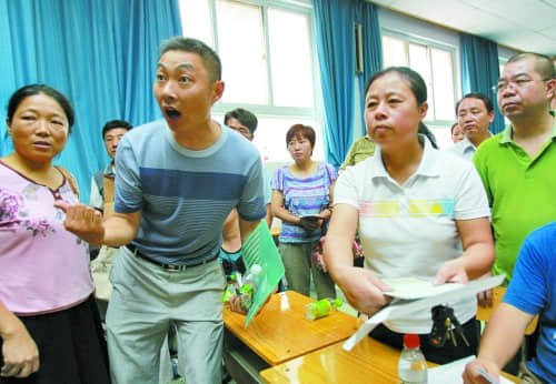小升初分配孩子同楼不同校 家长拍桌讨说法