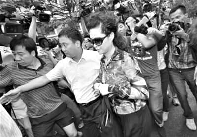 昨日，李某某的母亲梦鸽女士出现在法院门口。