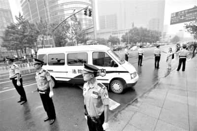 　　昨日早上，押解李某某的车队开进法院。当日，李某某等5人涉嫌强奸案在海淀法院不公开审理。本版摄影/新京报记者 王贵彬