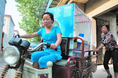 许昌姑娘患白血病放弃治疗 街头摆摊为赚钱盖房