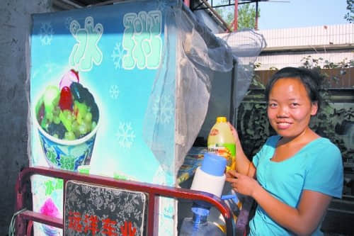 许昌姑娘患白血病放弃治疗 街头摆摊为赚钱盖房