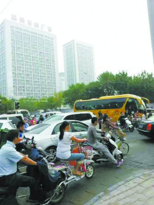 红绿灯“罢工” 郑州花园路早高峰遭遇大堵车