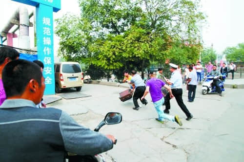 民警查处黑摩的 女乘客嚎啕大哭男乘客撒腿就跑